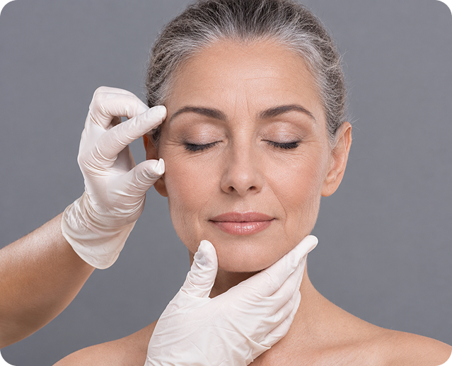 Avaliação facial realizada por profissional da Clínica Legare